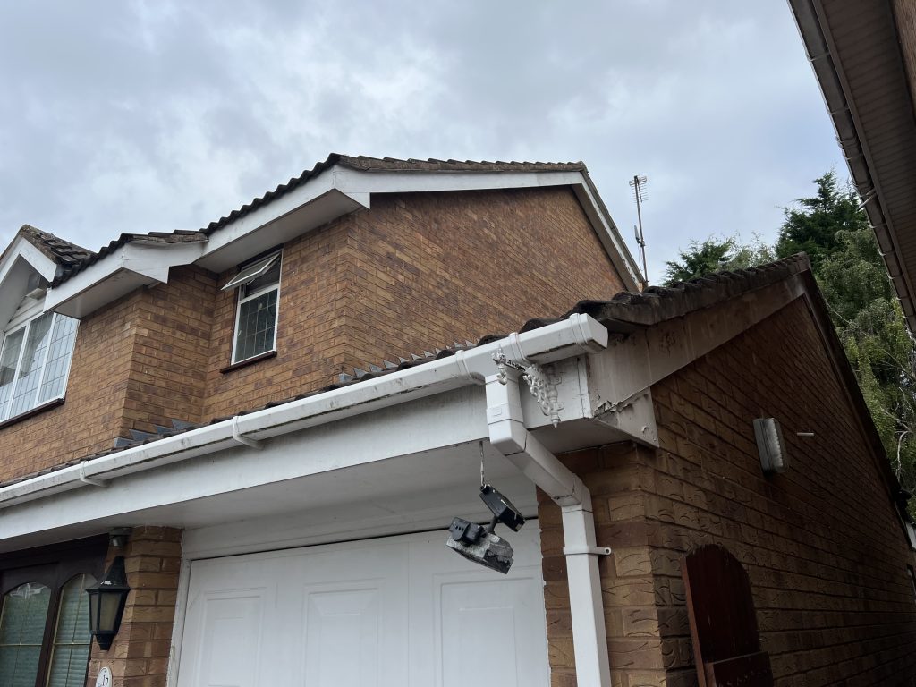 Before uPVC Houselift installed the upvc fascia and soffit